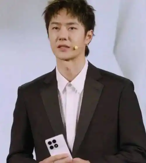 王一博直播截图曝真容双眼无神法令纹超深被吐槽可以夹死苍蝇