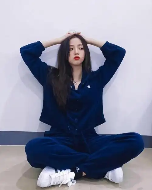 金智秀作为韩国著名女团blackpink成员之一,除了外貌和身材让人叹服