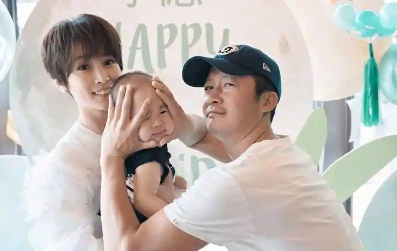 吴京谢楠浪漫轧马路,勾肩搭背像个孩子,不断撒娇卖萌超可爱