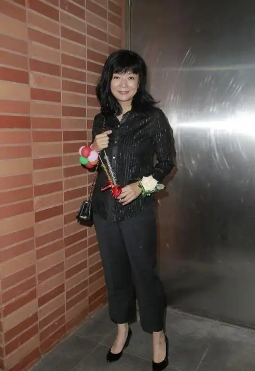 周润发前女友老了真朴素,披头散发难掩优雅气质,依稀看出了美貌_腾讯