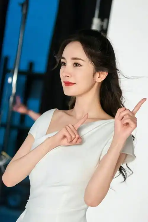 杨幂穿v领白裙小秀纤腰 对镜甜笑锁骨迷人