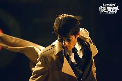 《快手枪手快枪手》"特污" 林更新花式打飞机_娱乐频道_中华网