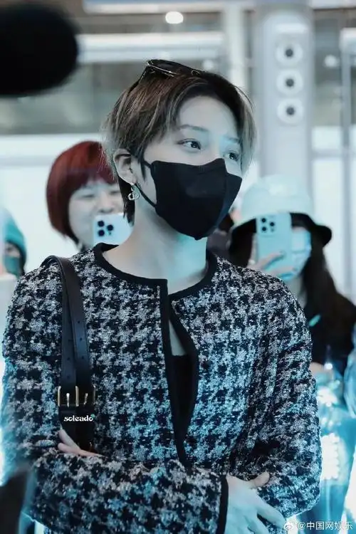 刘雨昕巴黎机场路透#刚刚结束la行程的@刘雨昕,受迪奥官方邀请,从