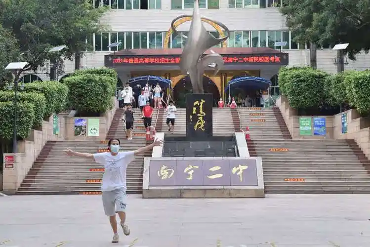 新华社记者 刘岭逸 摄6月8日,在甘肃省兰州市第十四中学考点外,考生和