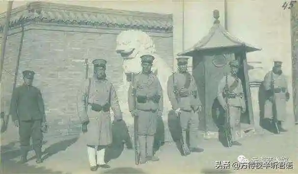 持枪士兵服饰亦是看点:大檐帽上的徽章不同,枪械,军装,绑腿均有异