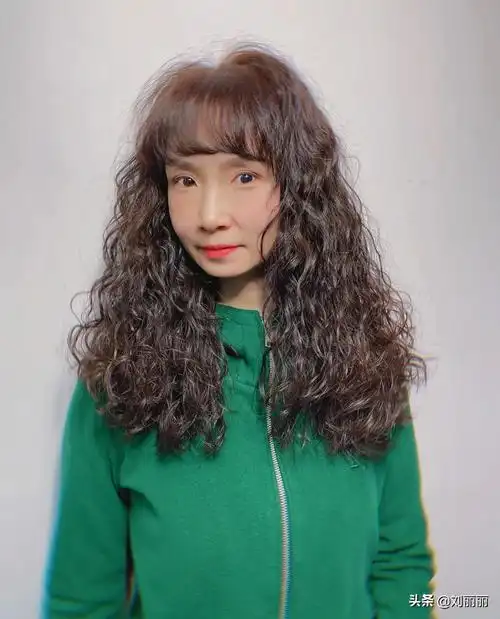 当然,烫发有大卷也有小卷,这个就要结合自身头发的情况来进行选择