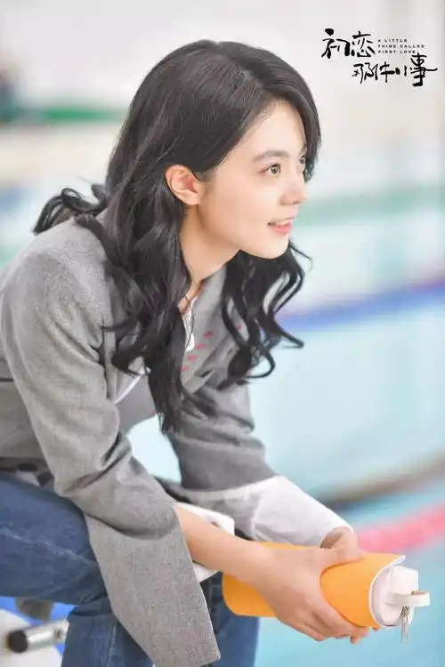 赵今麦主演的电视剧《初恋那件小事》中,在表演领域,向我们证明了自己