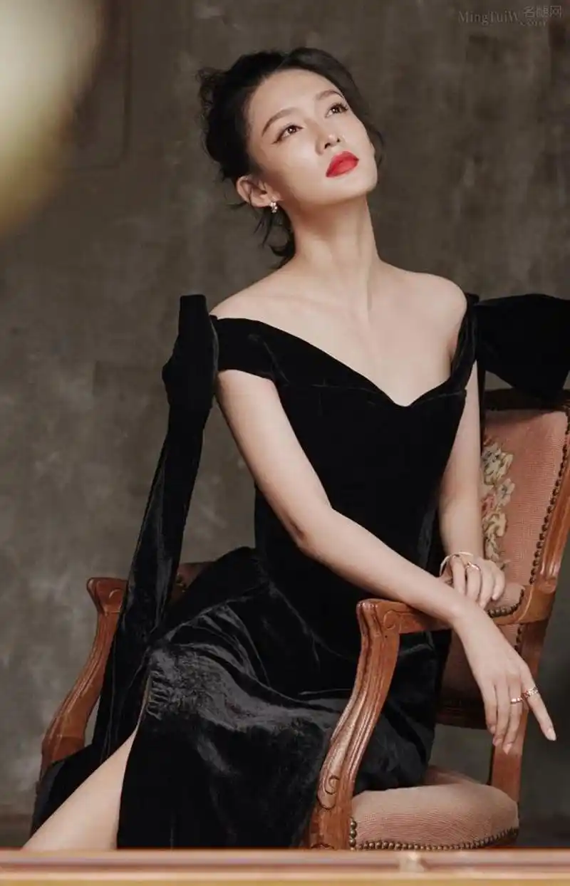 李沁一袭黑色礼服玉足穿了防水台高跟鞋高贵性感  近日,演员李沁身着