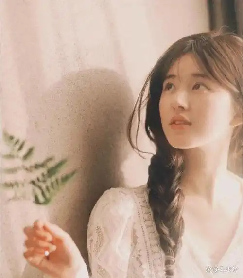 赵露思1998年11月9日出生于四川省成都市,因参演《凤囚凰》正式出道.