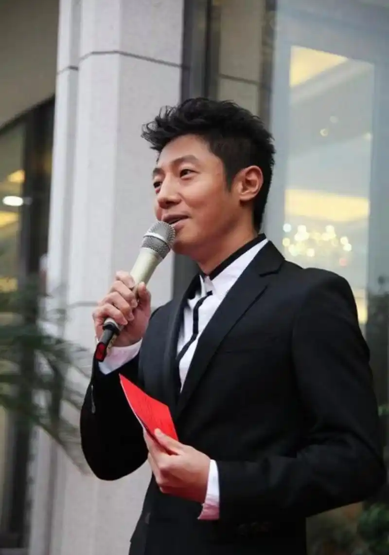 撒贝宁会唱歌会主持,会打篮球会跳舞,长得帅,情商又高,所以上帝到底给