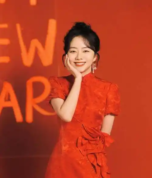 谭松韵的私服更偏向于日系风格给人一种清新的少年感短发配以淡妆身着