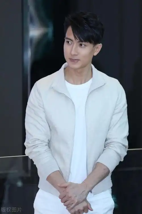 吴尊一身白衣现身活动,梳偏分头发彰显儒雅,宛如王子