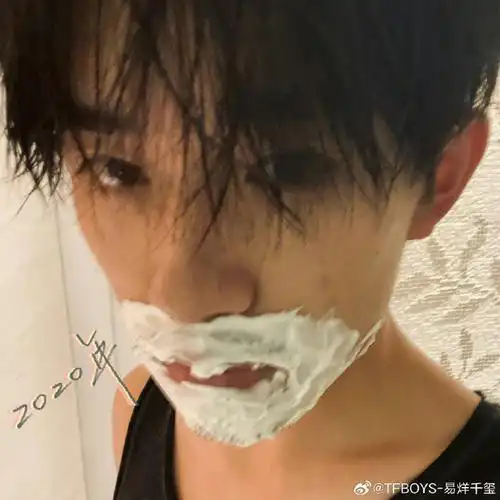 易烊千玺超话#易烊千玺网站更新#  先天自拍圣体.