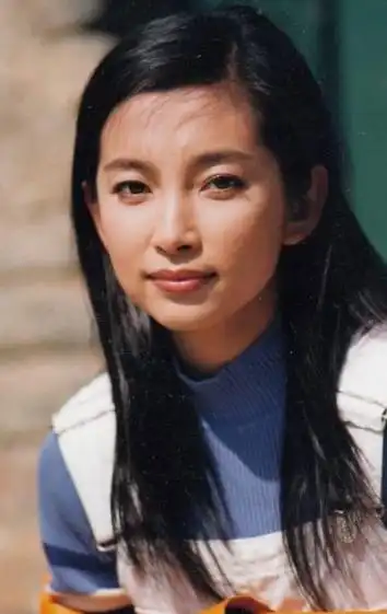 2004年李冰冰刚出酒店电梯就被朱孝天抱住热吻两人彻夜未归