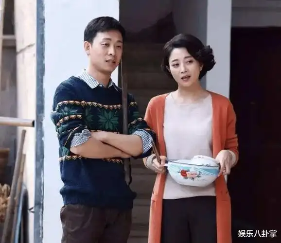 老婆名叫钱琳琳,长得非常漂亮,是一位知名女主播,在嫁给张译之前,有过