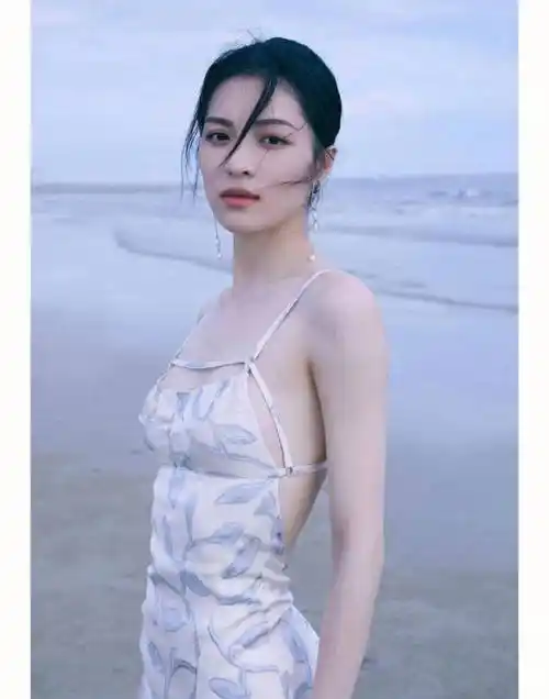 钟楚曦因其在《芳华》中的角色而出名.