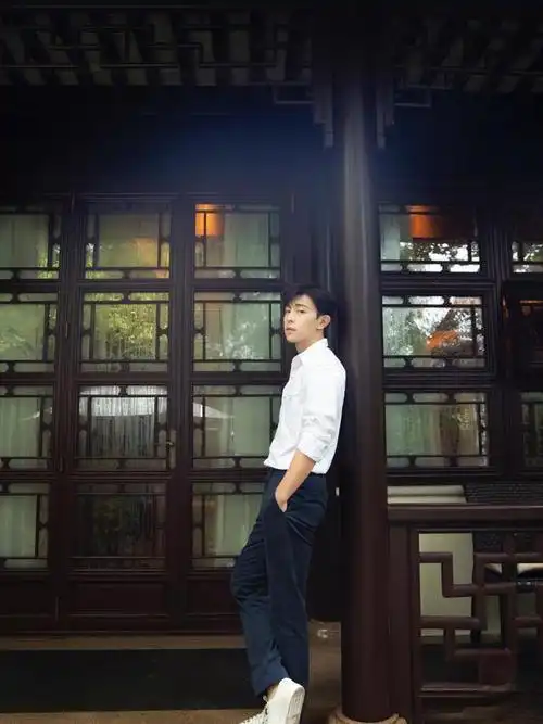 邓伦穿搭太酷了,穿蓝色衬衫配白色工装背带裤,个性又显魅力 - 邓伦是