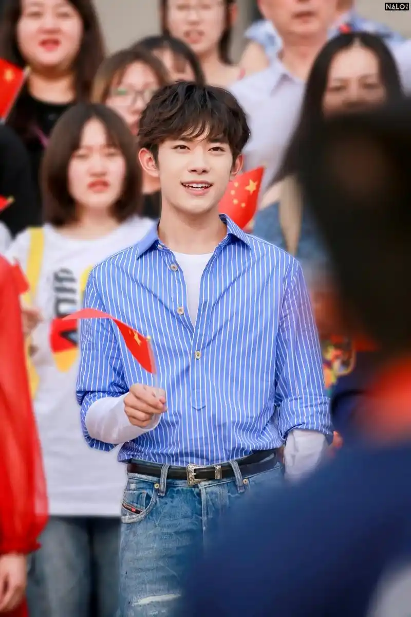 易烊千玺《今天是你的生日》饭拍 蓝色条纹衬衫搭配牛仔裤,简单大方