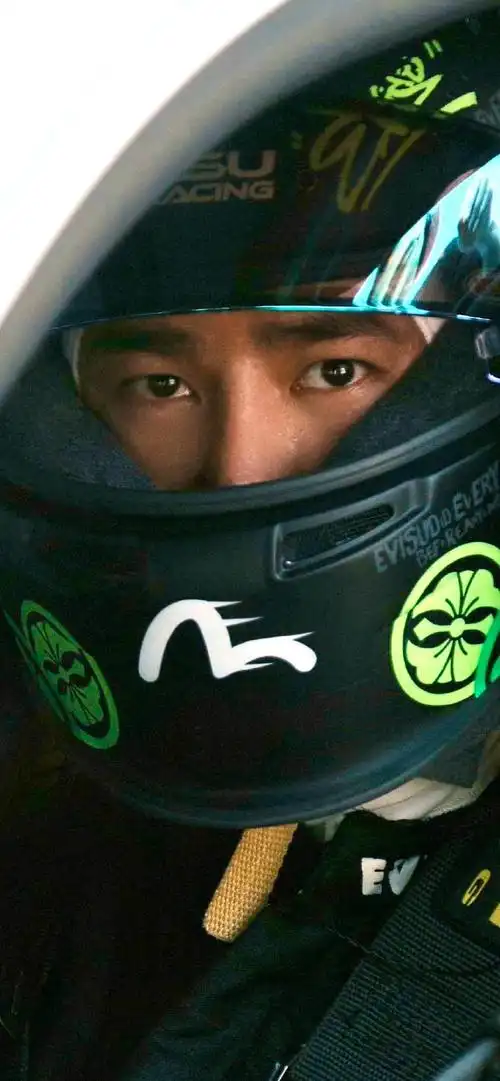 王一博戴头盔赛车照性张力十足…换壁纸  救救我…跟手机屏幕上的他