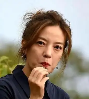 股权冻结后,赵薇近照曝光,苍老发福,手臂有伤,48岁的她后悔了吗?