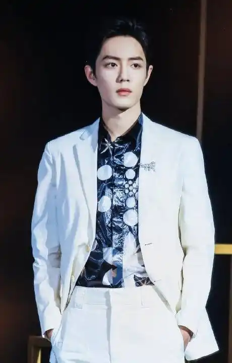 28岁肖战撞上22岁王一博两人同染银白短发真假少年感一眼分明