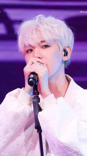 边伯贤/舞台上的白衣银河果 很有气场的豹纹西装 伯贤舞台男友/女友