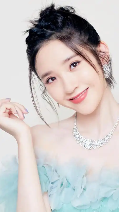 唐艺昕浅绿色纱裙气质迷人写真