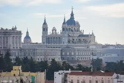 西班牙马德里皇宫历经300年依旧美轮美奂是欧洲第三大宫殿
