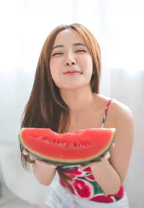 穿着西瓜图案的吊带吃西瓜,活泼可爱的小姐姐,身材也不错_时尚_表面