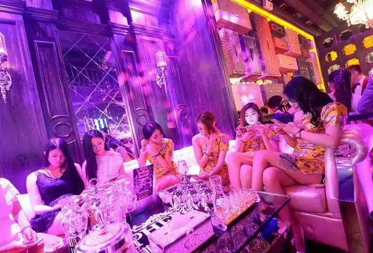 因长得漂亮被套路,警察帮其讨回公道_小美_陪酒女_酒吧