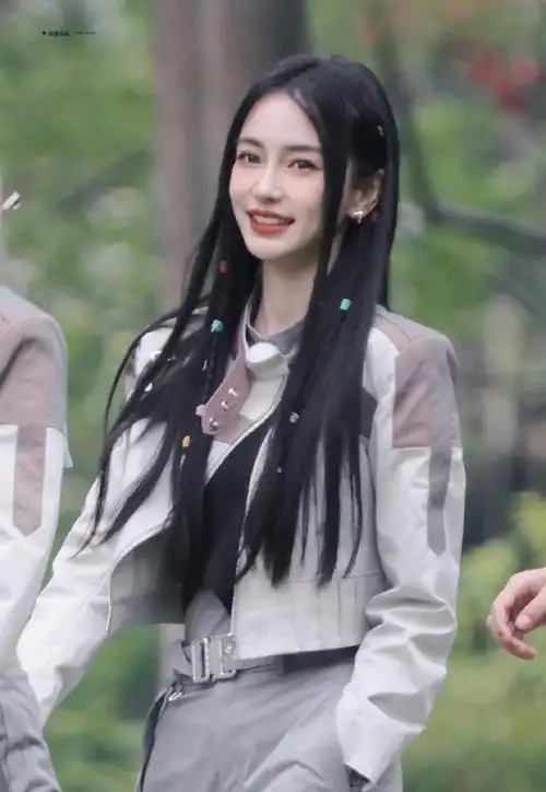 跟随时尚女神angelababy,get清新可爱的麻花辫披发造型