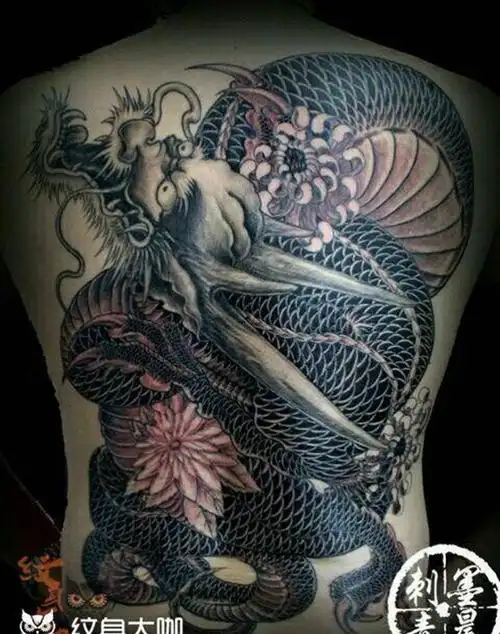 传统满背龙纹身图片