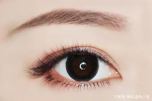 这张眼睛照片怎么样,来再看看这张嘴唇照片.