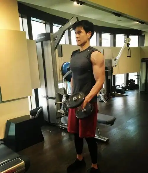 可以让人变帅,而彭于晏从之前那个小胖子,变成了越来越帅的"肌肉男