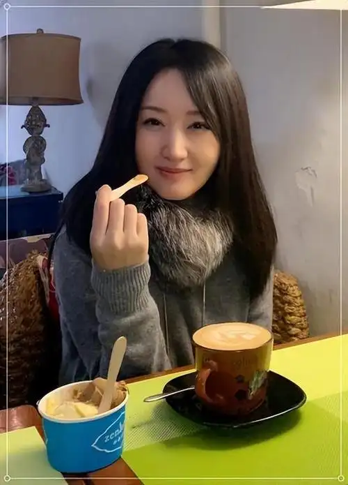 52岁杨钰莹怀孕了穿紧身长裙肚子又圆又鼓孩子的父亲是谁