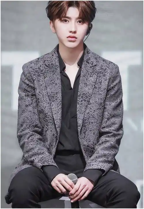 帅气男孩蔡徐坤偏爱印花装扮,酷帅十足,变身潮流型男,时尚帅气_西装