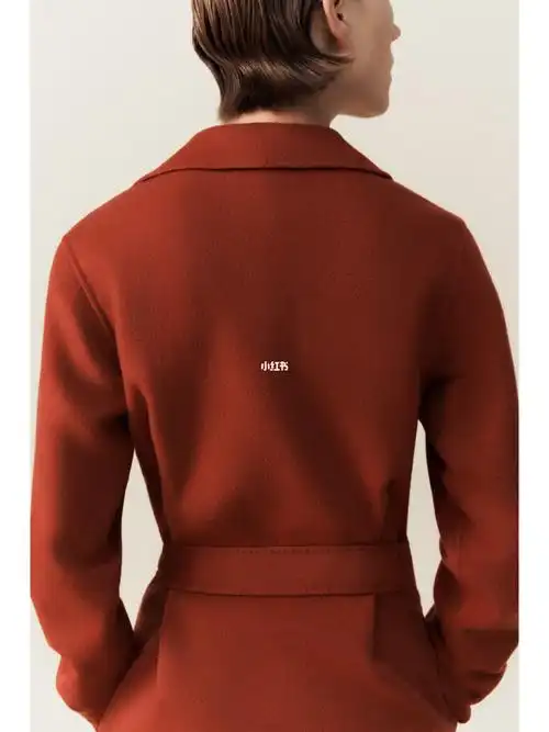 灰色等极富气场的颜色出现,今年23ss第一次以热情似火的金红色出现,带