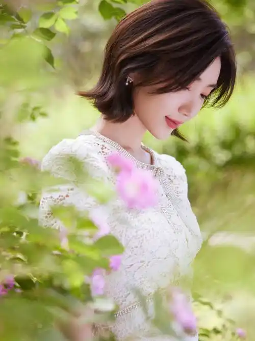 毛晓彤白色时尚镂空裙造型_短发_魅力_裙子