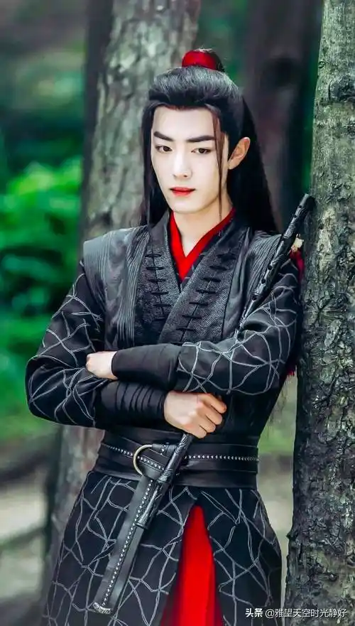 白衣或者黑衣,而黑色系服饰往往是人物角色黑化或心境发生转变的象征