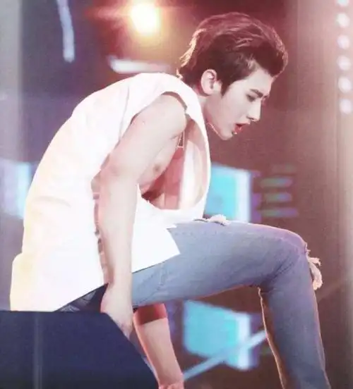 蔡徐坤染回黑发撸起袖子举哑铃肌肉发达不输彭于晏