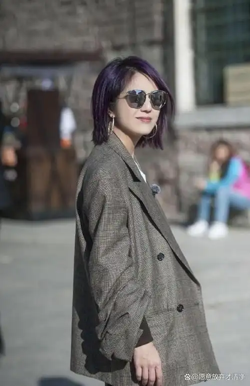 杨千嬅旅行也不忘"炫富",穿1万西装配染紫短发,哪像45岁辣妈