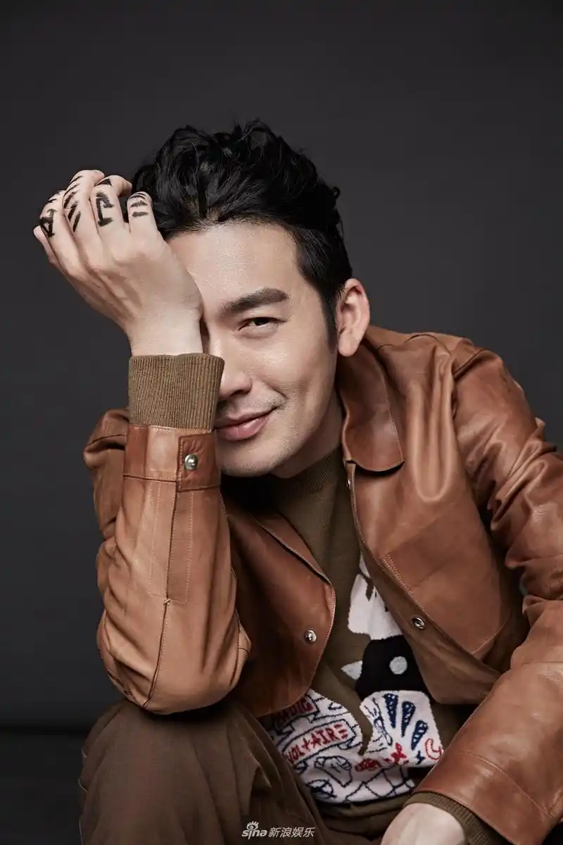 张博复古长发造型吸睛 尽显熟男魅力