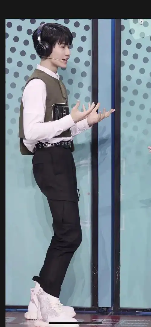 震惊张真源的腿竟然是这样的张真源腿长大公开