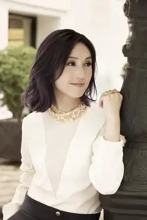 杨千嬅贵气拜早年 百变「晶」亮造型闪亮添好运!