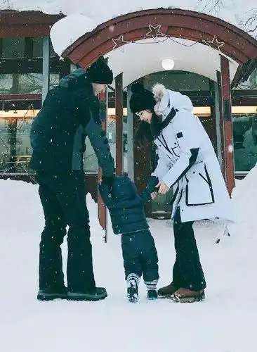 黄晓明与baby一起拉着儿子在雪地行走,一家三口非常温馨