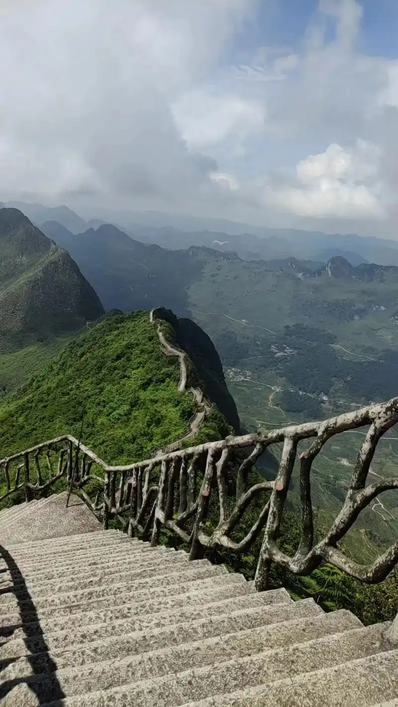 悬崖峭壁上的风景 #山不见我我自去见山 #登上山顶看美景
