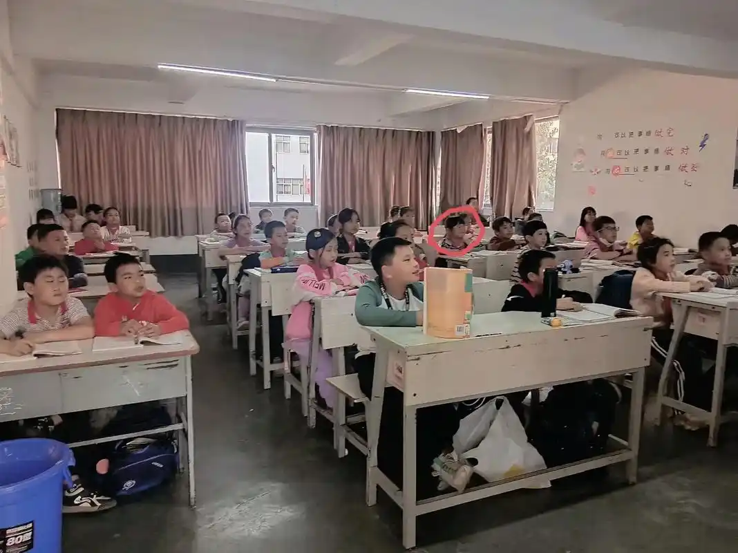 宝贝在新学校,新的教室里上课认真听讲.#劳逸结合让生活充满快 - 抖音