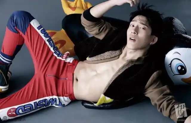 井柏然裸上身展现人鱼线