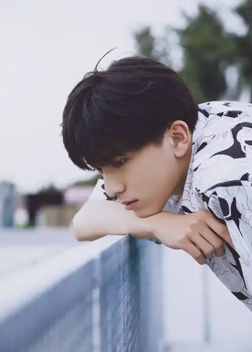 赵英博盐系少年风曝光新剧将播引期待