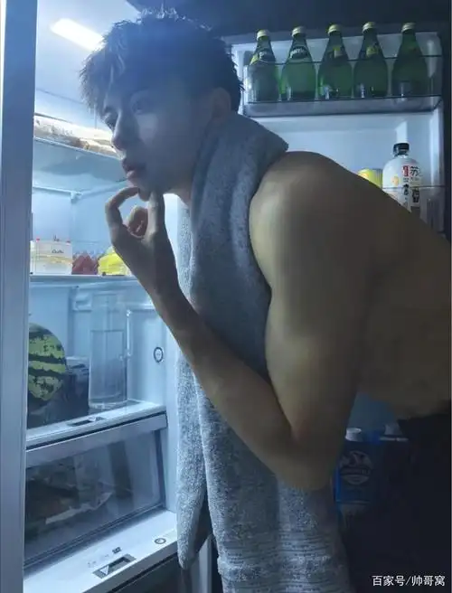 外形阳光帅气,喜欢健身的肌肉小奶狗,可甜可咸的样子有点迷人哦